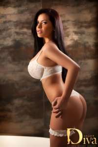 Antalya'da Grup Escort Hizmetleri Sunan Bayan